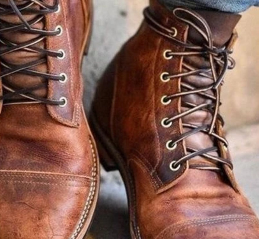 Moderne Lederschuhe für Männer